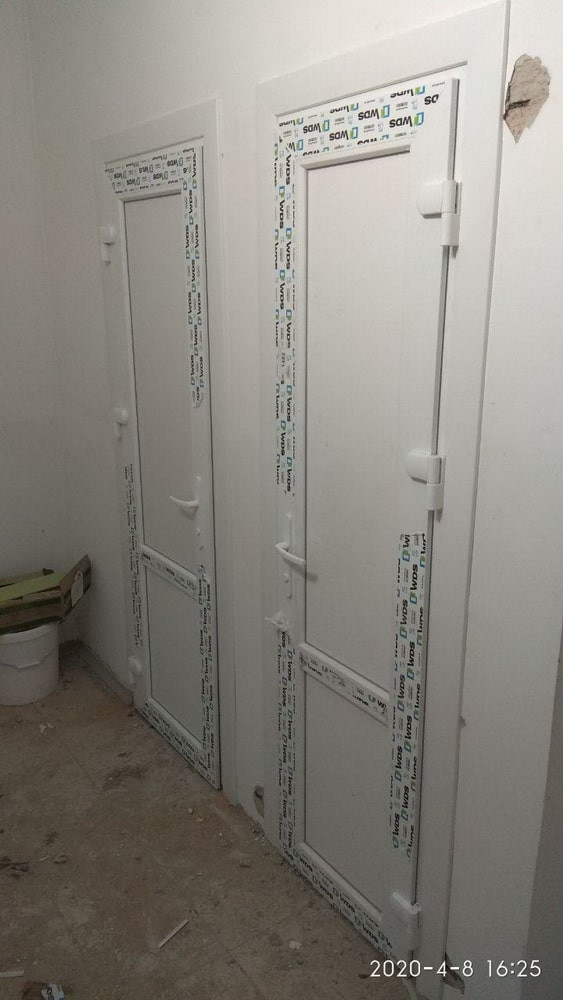 Установка 2 глухих пластиковых дверей